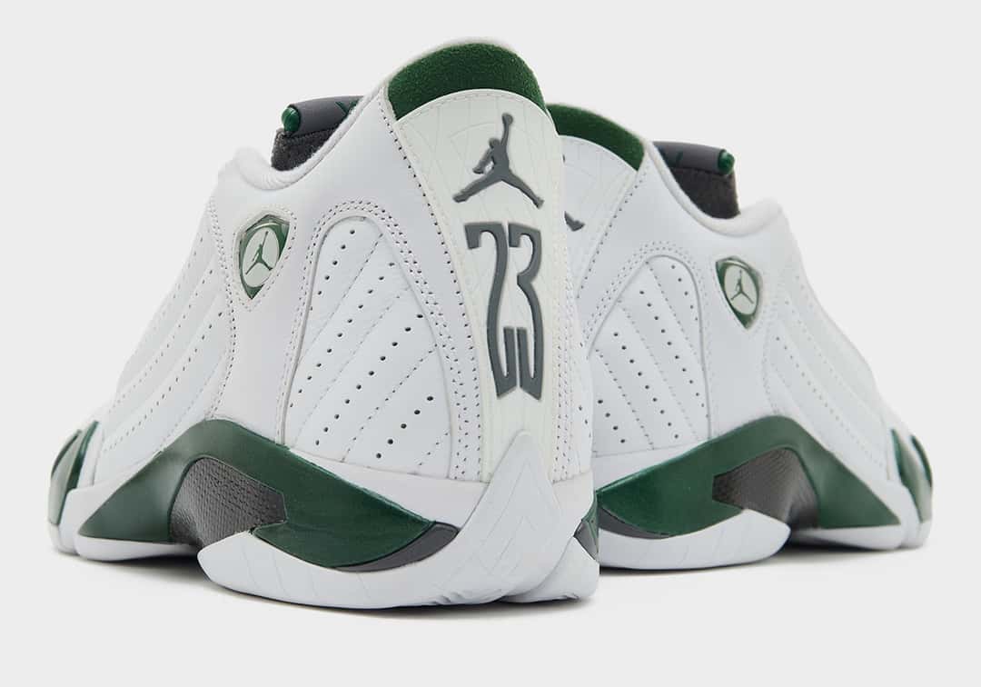 Talón del Air Jordan 14 Forest Green 2026 con el Jumpman y el 23 en gris y el escudo verde a los costados