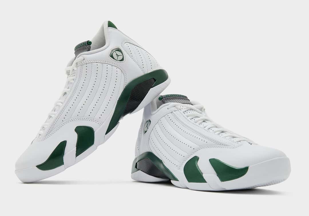 Par de Air Jordan 14 Forest Green 2026 mostrando el cuero blanco perforado y los detalles verdes de la mediasuela