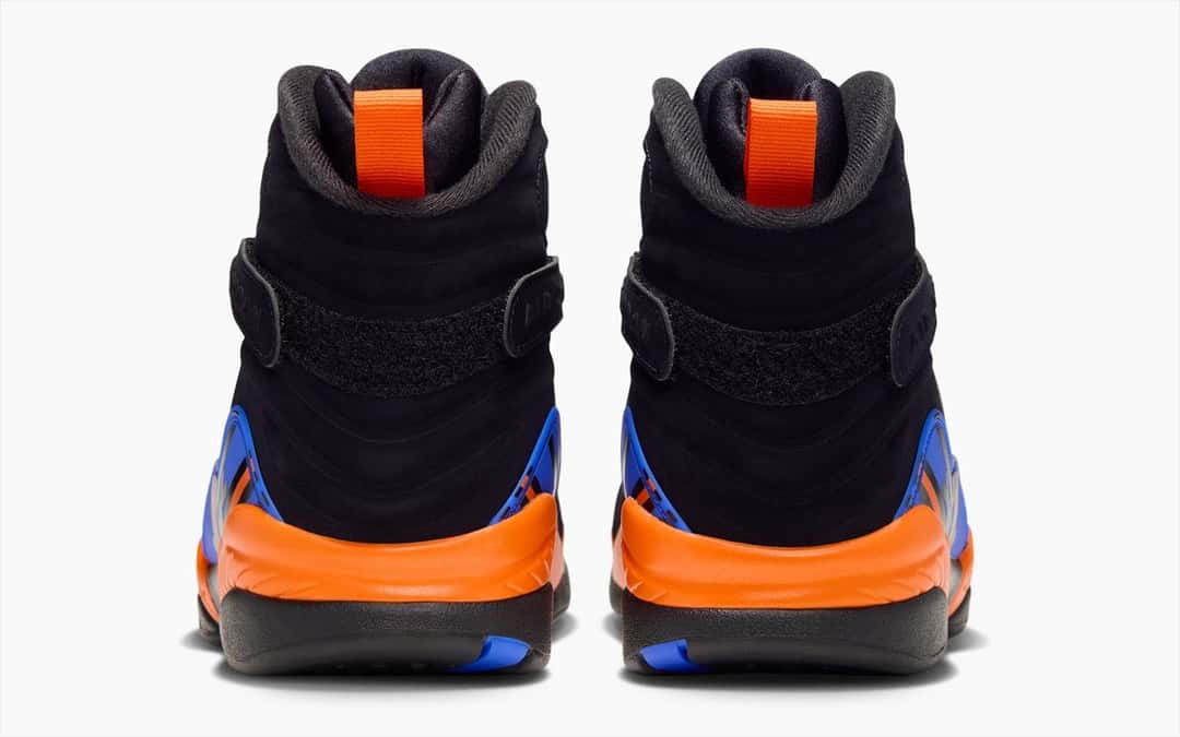 Talones de la Air Jordan 8 Knicks en negro, con la lengüeta del talón naranja y la entresuela naranja