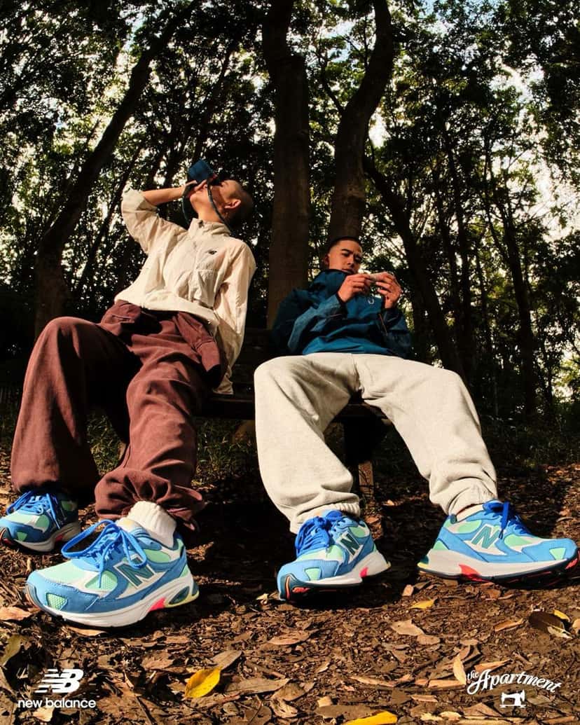 Dos jóvenes sentados en un bosque con la New Balance 2010 GORE-TEX Kingfisher puesta, en la campaña de The Apartment