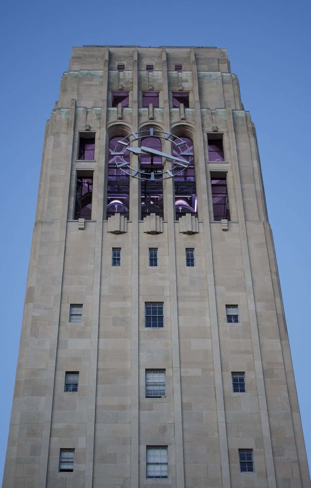 Torre Burton Memorial del campus de la Universidad de Michigan en Ann Arbor, de piedra clara contra el cielo azul (foto: Mhollo, CC BY-SA 2.0, Wikimedia Commons)