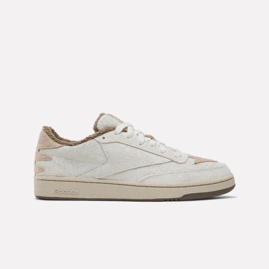 Reebok Club C 85 Avatar «Appa» de perfil sobre fondo claro, con upper de gamuza peluda color tiza, cuello con pelo marrón, detalles en tostado y suela beige