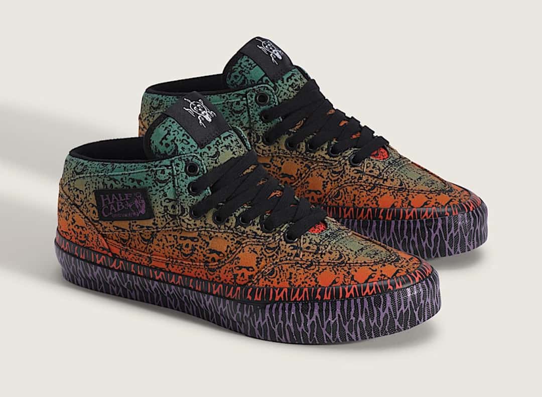 Par de la Bad Idea by Chito x Vans Half Cab 33 en vista de tres cuartos, con los cordones negros, las etiquetas de la colaboración en la lengüeta y la entresuela negra con rayas violetas