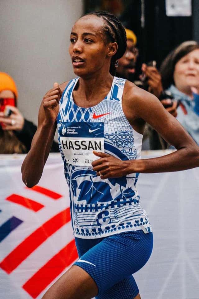 Foto de archivo: Sifan Hassan, con la musculosa blanca y azul de la Maratón de Chicago, corre entre el público