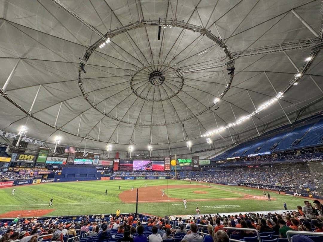 Foto de archivo: interior de Tropicana Field con el techo fijo iluminado, las tribunas con público y un partido en juego sobre el césped