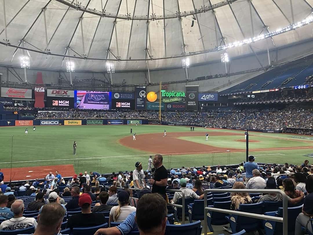 Foto de archivo: vista interior de Tropicana Field, con el techo fijo iluminado, las tribunas con público y los jugadores de los Rays en el campo