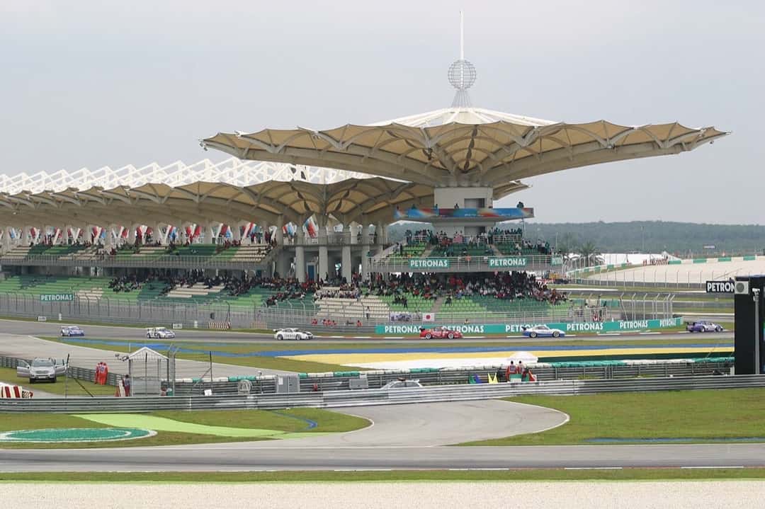 Foto de archivo: la tribuna principal del circuito de Sepang, con sus techos en forma de hoja, vista desde la pista