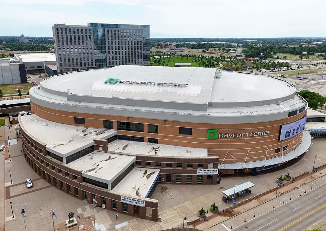 Foto de archivo: vista aérea del Paycom Center de Oklahoma City, la cancha del Thunder, con la ciudad detrás