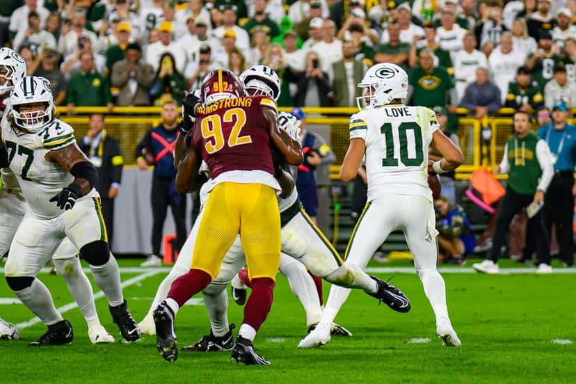 Foto de archivo: Jordan Love, de los Packers, con la camiseta blanca número 10, se prepara para lanzar mientras la línea lo protege en el Lambeau Field