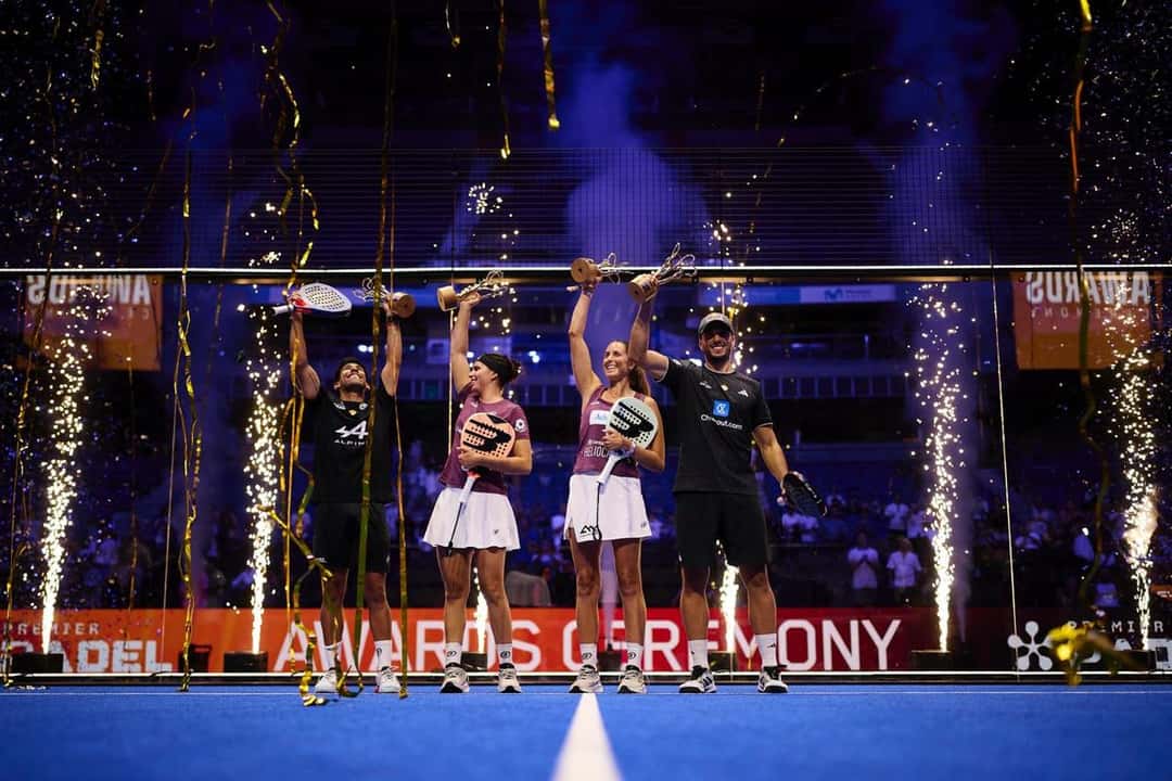Foto de archivo: dos parejas campeonas levantan los trofeos en una cancha azul, entre chispas y papelitos, durante la premiación del P1 de Madrid