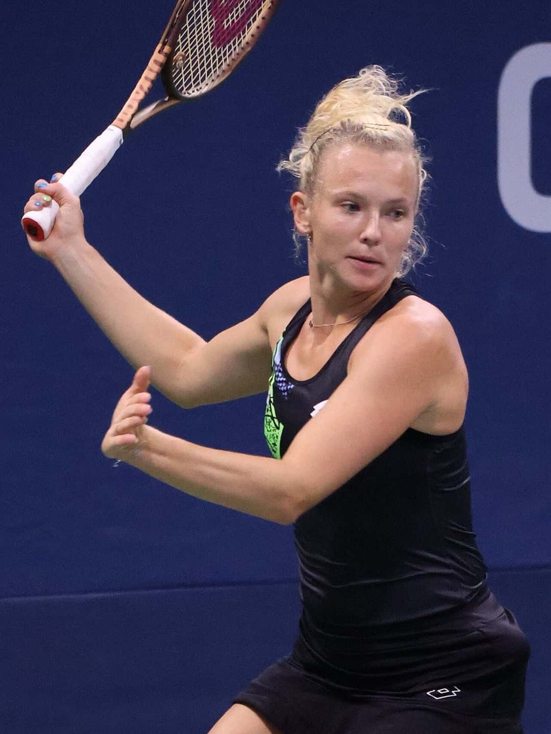 Foto de archivo: Katerina Siniakova, con vestido negro, se prepara para pegar un drive en el Abierto de Estados Unidos 2023