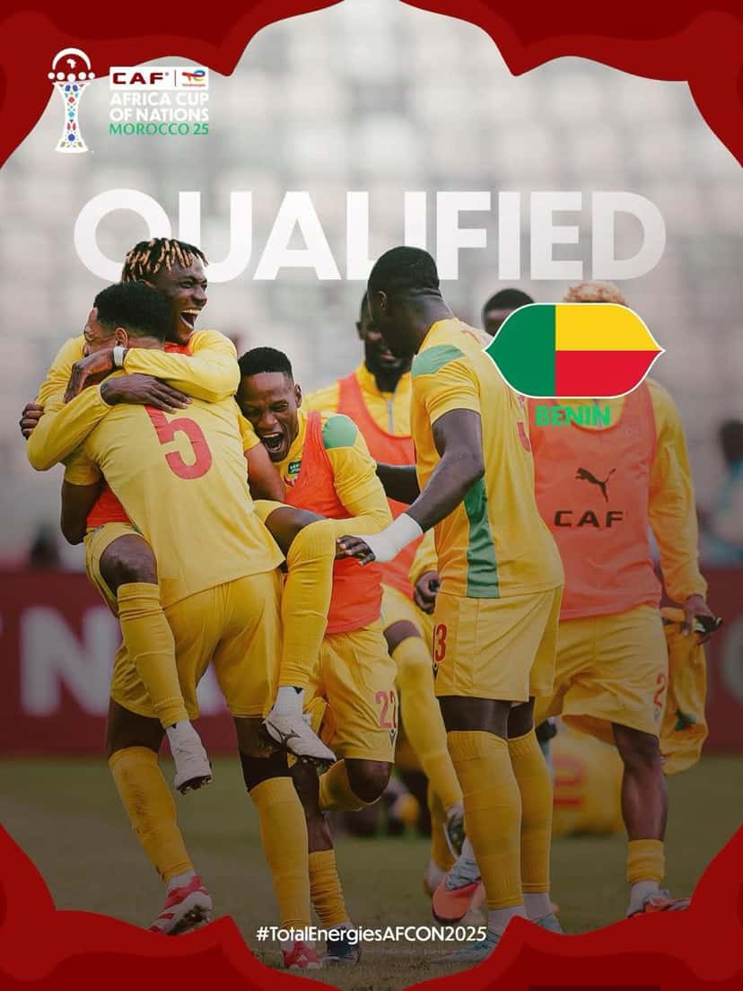 Gráfica oficial de la CAF que anuncia la clasificación de Benín a los octavos de final de la Copa Africana Marruecos 2025, con jugadores de amarillo festejando abrazados y la bandera del país