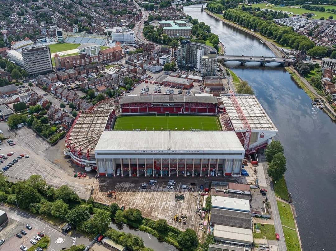 Vista aérea del City Ground, el estadio del Nottingham Forest, con el campo de juego en el centro y el río Trent a la derecha; foto de archivo de agosto de 2023 (foto: Arne Müseler, Wikimedia Commons, licencia CC BY-SA 3.0 DE)