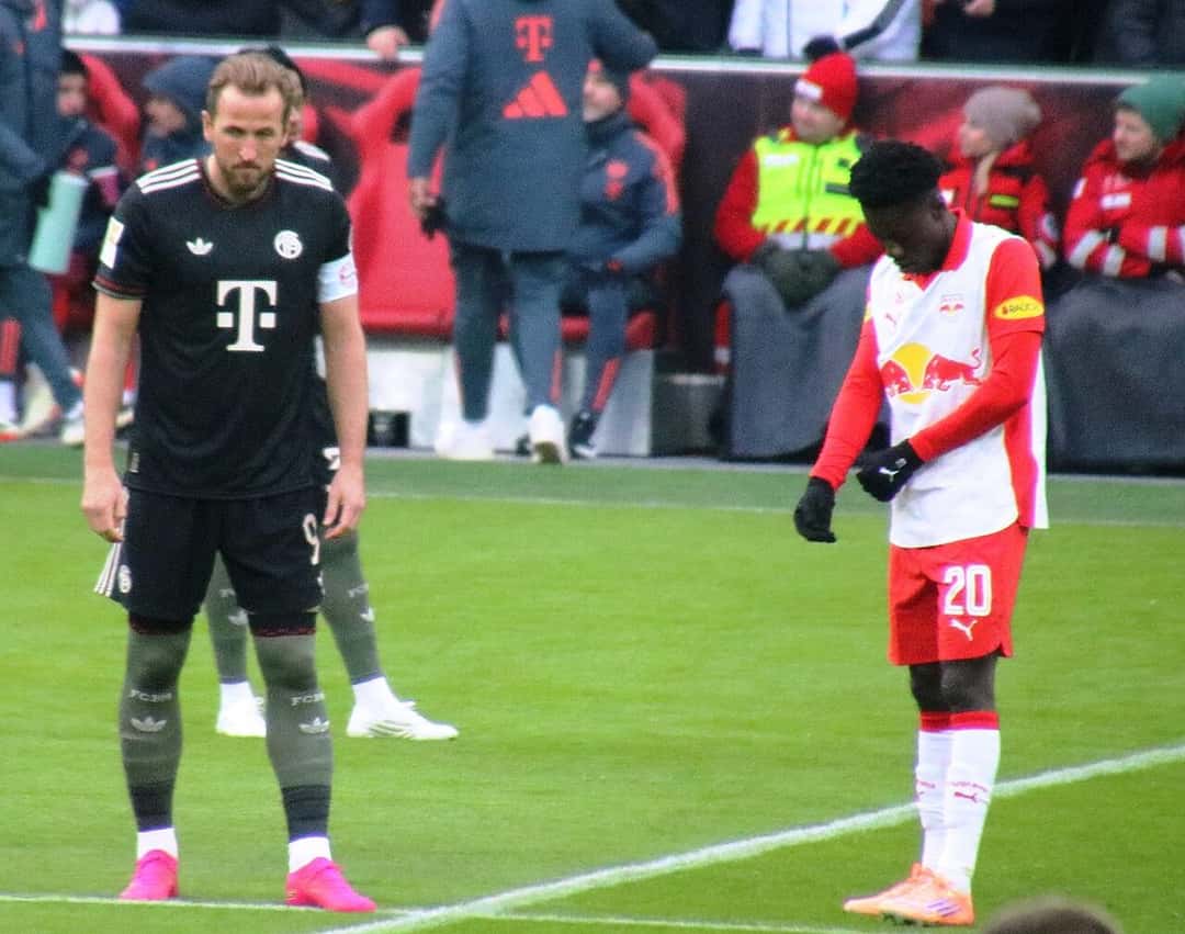 Harry Kane, con la camiseta negra número 9 del Bayern Múnich, espera en la cancha junto a un rival del Salzburgo; foto de archivo de enero de 2026 (foto: Werner100359, Wikimedia Commons, licencia CC BY-SA 4.0)