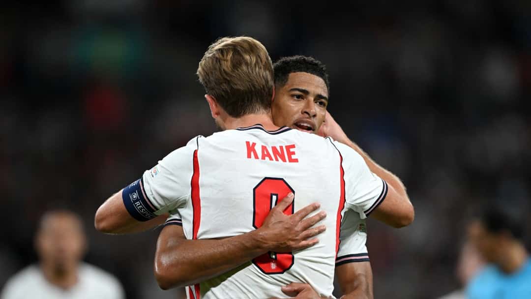 Harry Kane, de espaldas con la camiseta número 9 y la cinta de capitán, abraza a Jude Bellingham después del segundo gol de Inglaterra ante Chequia en Wembley (foto: prensa oficial de la federación inglesa)