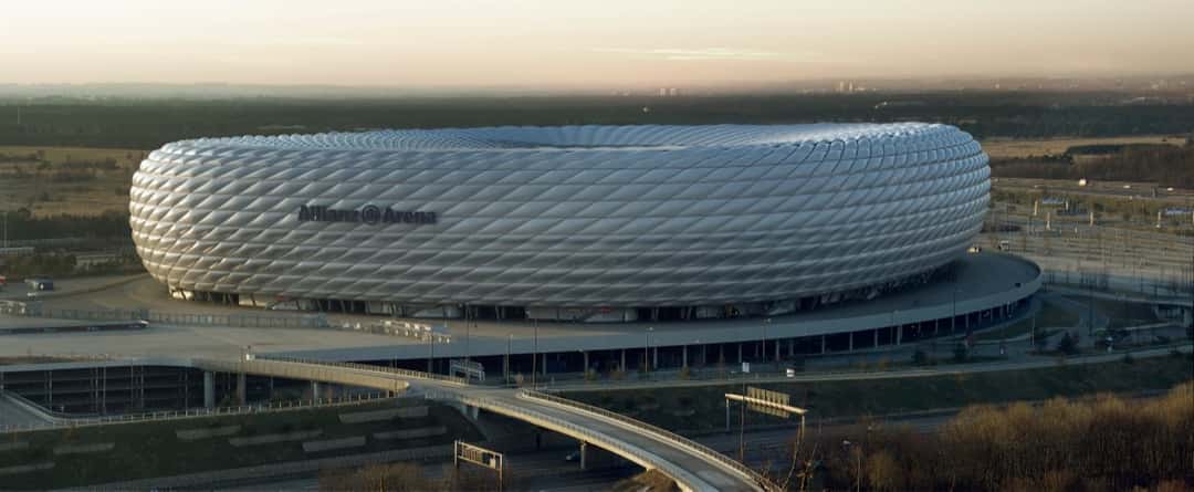 El Allianz Arena, el estadio de Bayern Múnich, visto desde lo alto con su fachada de paneles blancos, al norte de Múnich. Foto: Richard Bartz, licencia CC BY-SA 2.5, vía Wikimedia Commons