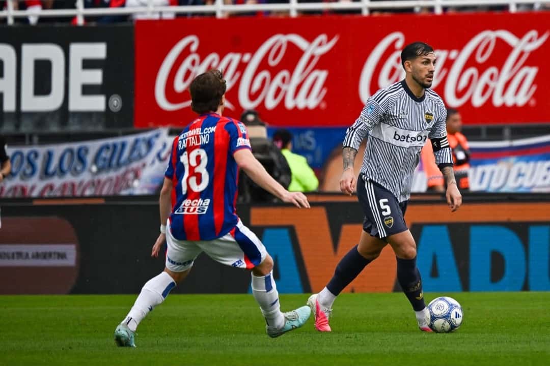 Un jugador de Boca conduce la pelota ante la marca de un rival de San Lorenzo en la fecha 10 del Clausura