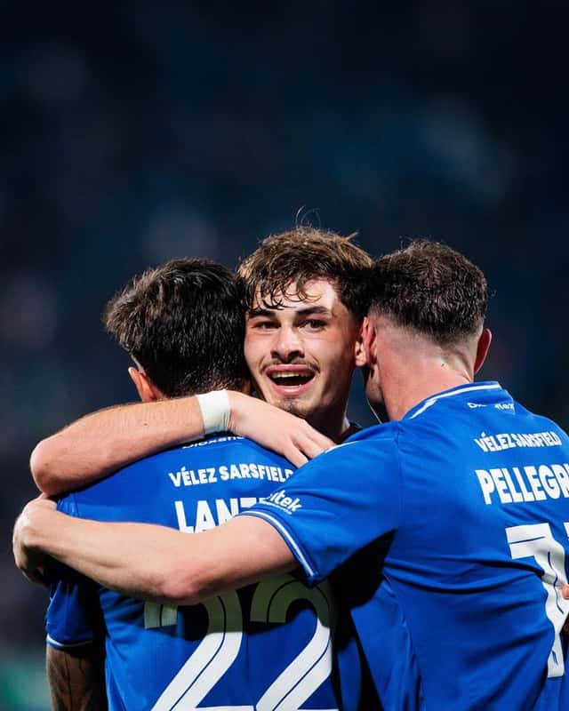 Jugadores de Vélez se abrazan para festejar durante el Torneo Clausura 2026