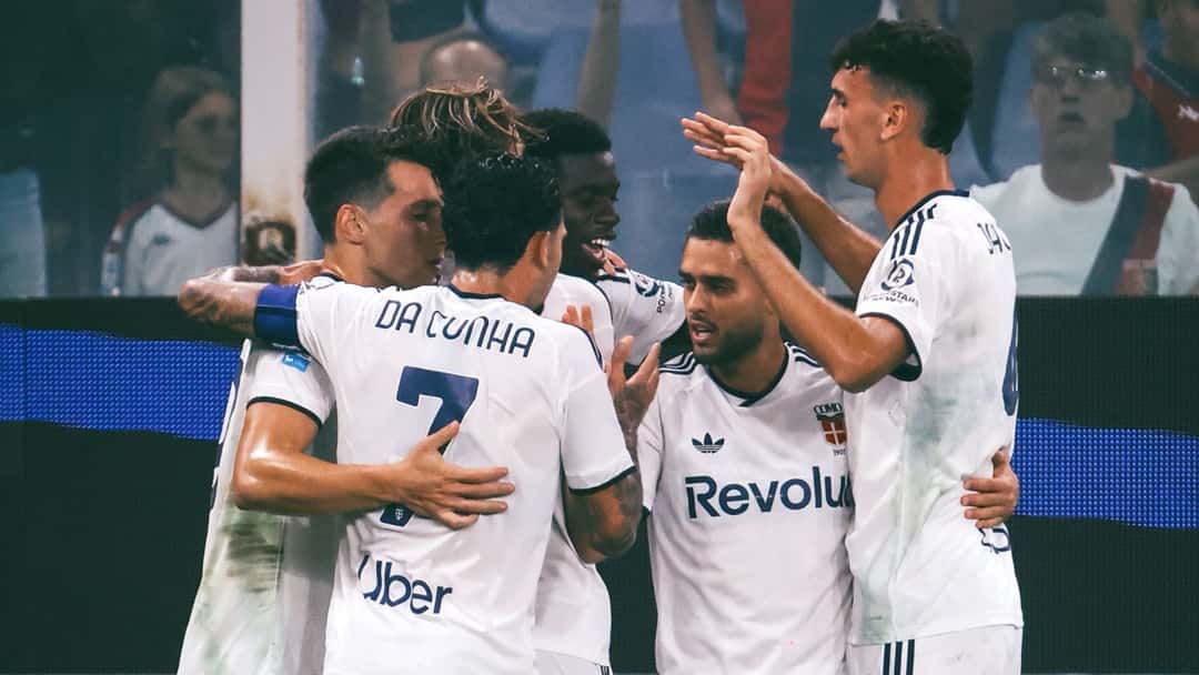 Jugadores del Como festejan un gol en el 4-1 al Genoa en Marassi por la Serie A 2026/27