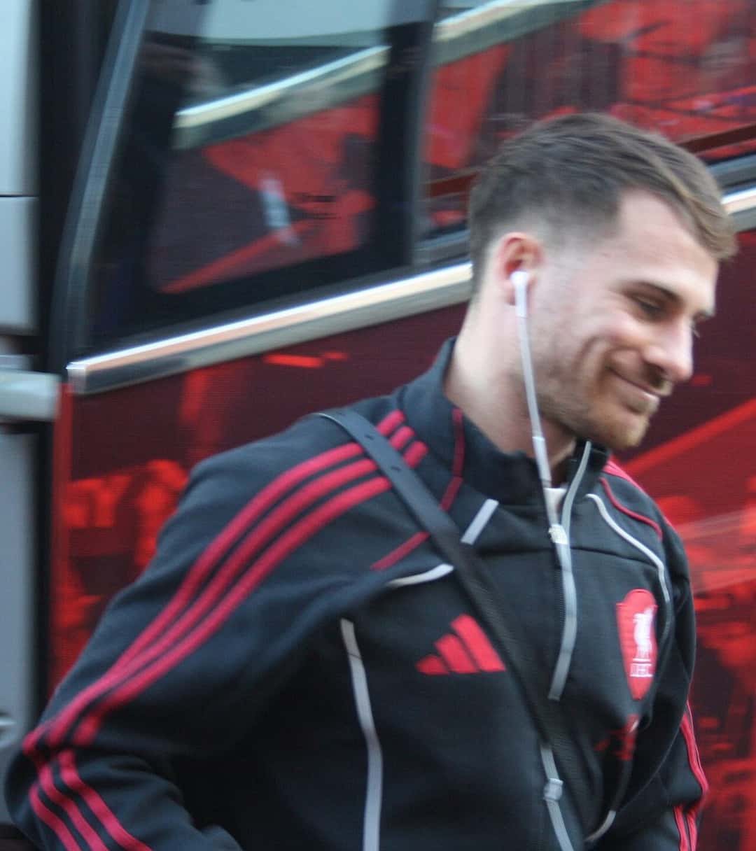 Alexis Mac Allister sonríe con la campera de viaje negra y roja del Liverpool al llegar a un partido; foto de archivo de enero de 2026 (foto: Timmy96, Wikimedia Commons, dominio público, CC0)