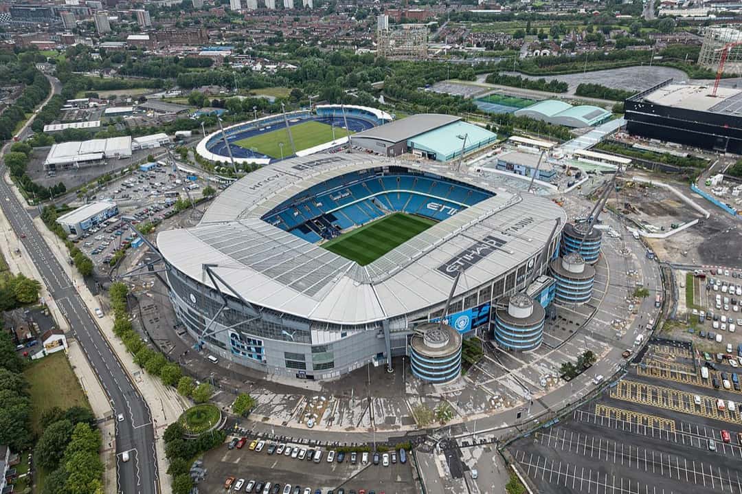 Vista aérea del Etihad Stadium, la cancha de Manchester City, con el estacionamiento y el barrio alrededor; foto de archivo de julio de 2023 (foto: Arne Müseler, recortada por Blackcat, Wikimedia Commons, licencia CC BY-SA 3.0 DE)