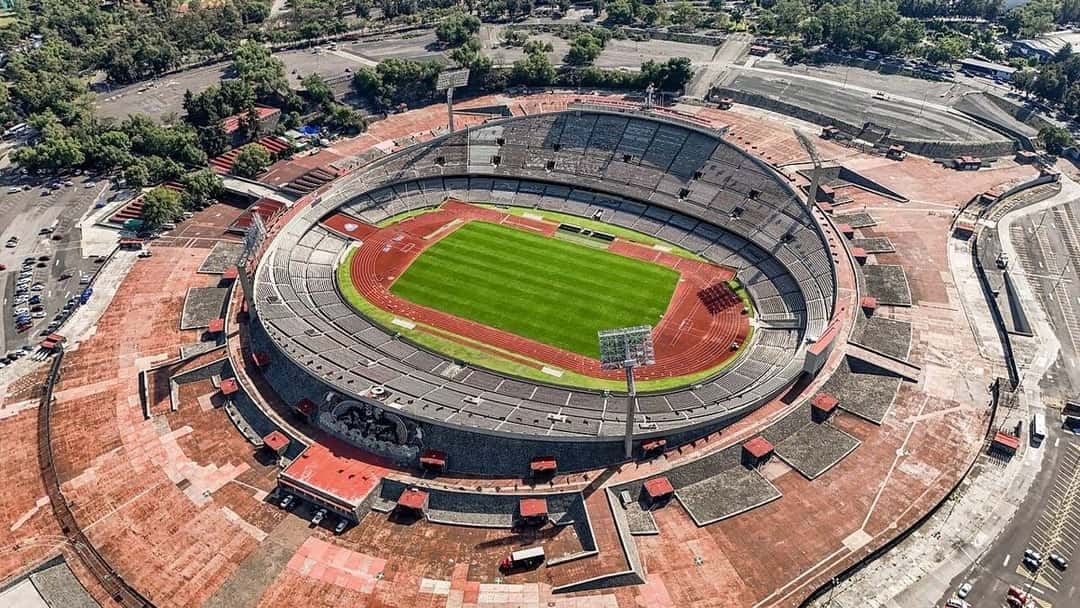 Vista aérea del estadio Olímpico Universitario con su pista de atletismo y la cancha, en la Ciudad Universitaria de la UNAM; foto de archivo de mayo de 2026 (foto: ProtoplasmaKid, Wikimedia Commons, licencia CC BY 4.0)