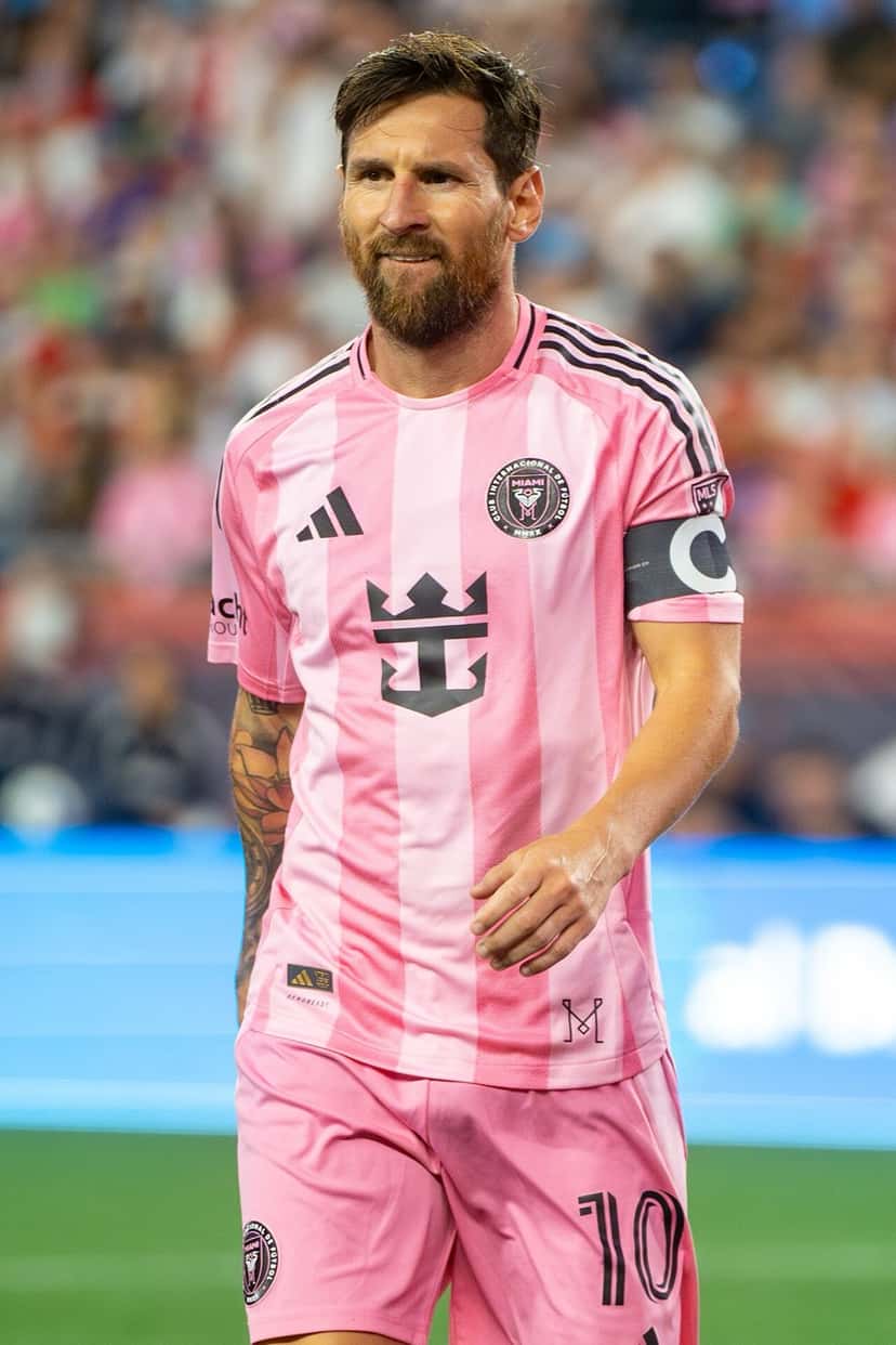 Lionel Messi, con la camiseta rosa del Inter Miami y la cinta de capitán, en un partido de la MLS; foto de archivo de julio de 2025 (foto: Bryan Berlin, Wikimedia Commons, licencia CC BY-SA 4.0)
