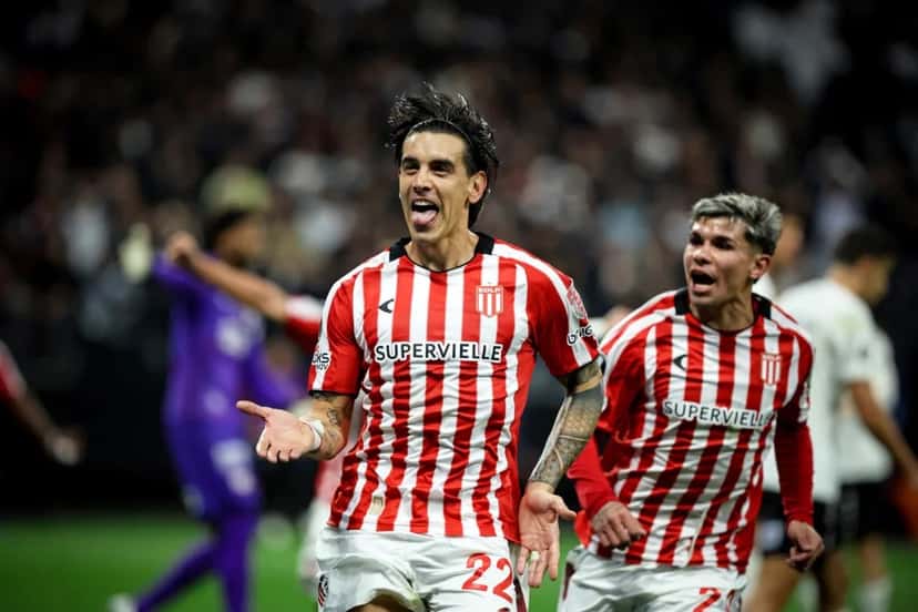 Alexis Castro festeja con la camiseta de Estudiantes tras su gol a Corinthians en San Pablo
