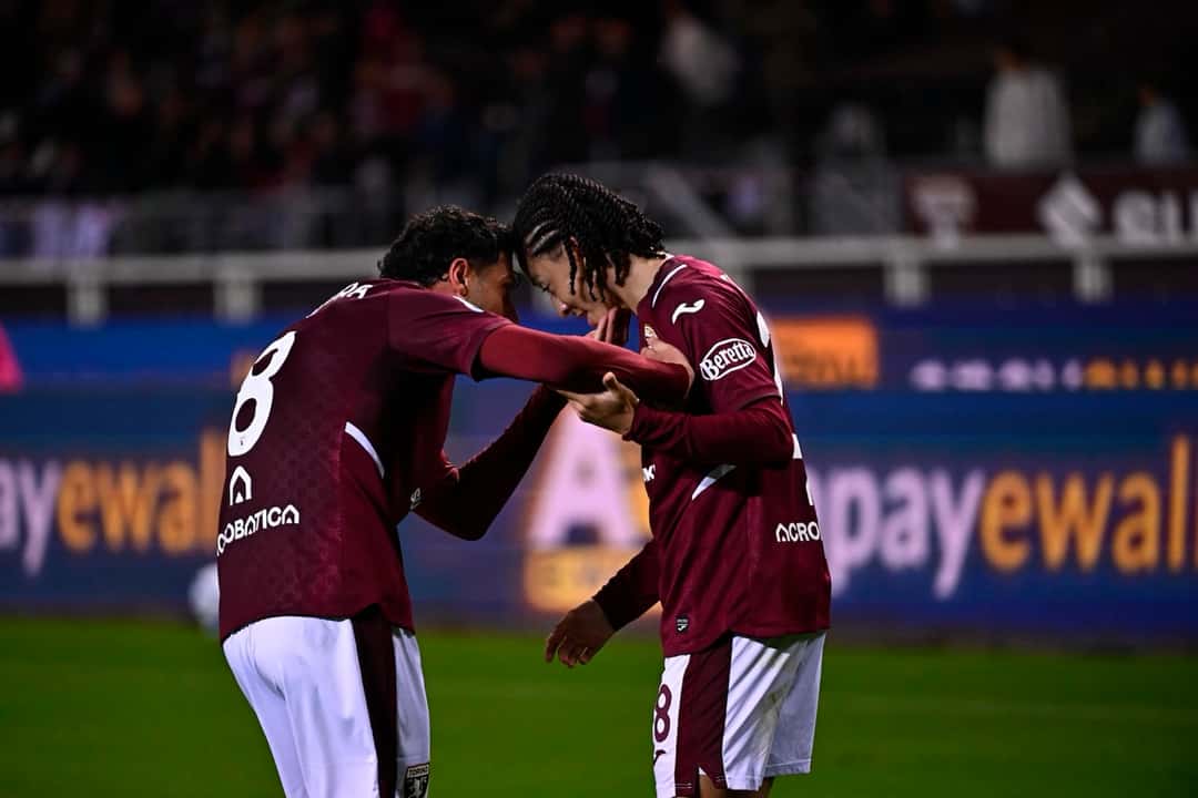 Dos jugadores del Torino, con la camiseta granate, se abrazan para festejar uno de los goles ante el Monza (foto: Torino FC)