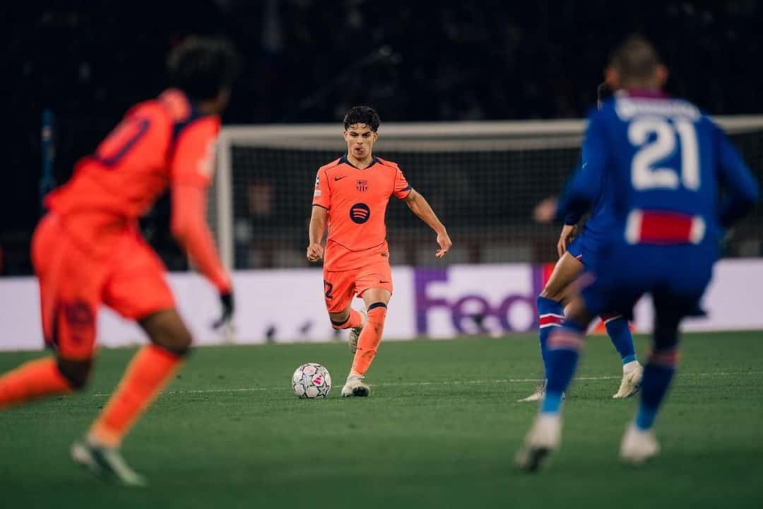 Xavi Espart, con la camiseta naranja del Barcelona, juega la pelota en el partido con el PSG por la Champions League, en el Parque de los Príncipes; foto del martes 20 de octubre (foto: FC Barcelona)