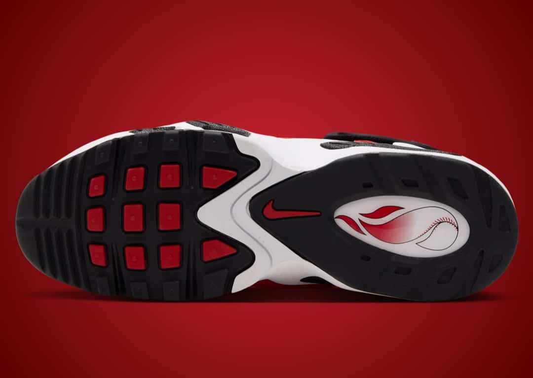 Suela del Nike Air Griffey Max 1 Cincinnati Reds con base negra, tacos rojos, Swoosh rojo y el gráfico de una pelota de béisbol en llamas en la zona del talón