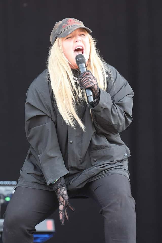 Tones And I canta en vivo con gorra, campera negra y guantes de encaje en el Southside Festival de Alemania, en 2022. Foto: Fred Gasch (Mr. Rossi), CC BY-SA 4.0, vía Wikimedia Commons (foto de archivo)