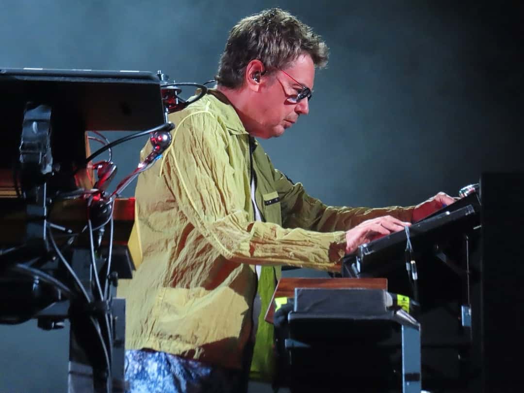 Jean-Michel Jarre toca los teclados en vivo, con anteojos y campera verde clara, en su show de Budapest de 2025 (foto de archivo). Foto: Nalimer, CC BY-SA 4.0, vía Wikimedia Commons