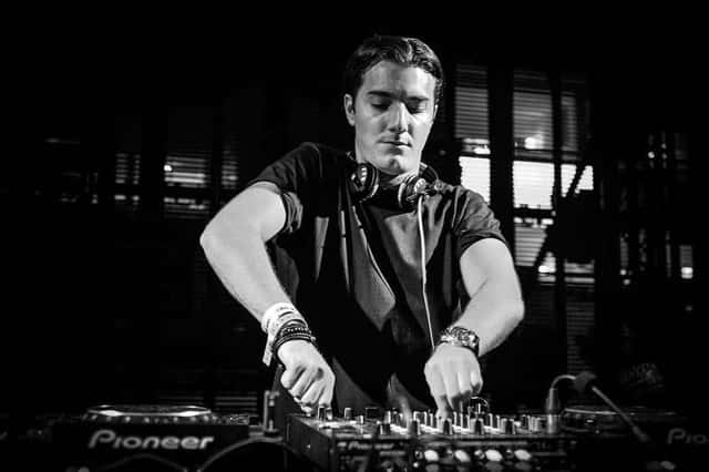Alesso, con auriculares al cuello, mezcla en una consola durante un set en Ushuaïa Ibiza, en blanco y negro (foto de archivo). Foto: Fiesta Hotels & Resorts, CC BY-SA 3.0, vía Wikimedia Commons