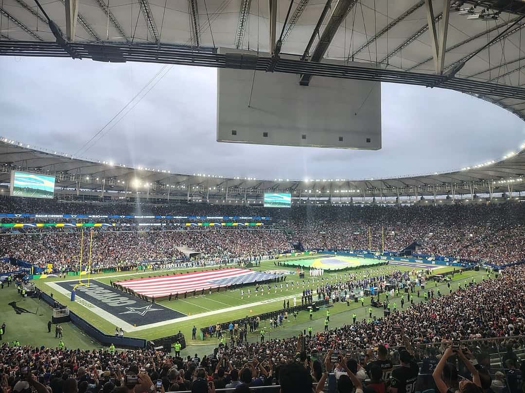 El estadio Maracaná de Río de Janeiro lleno antes del partido de la NFL entre Baltimore Ravens y Dallas Cowboys del 27 de septiembre de 2026, con una bandera gigante de Estados Unidos y otra de Brasil desplegadas sobre el campo. Foto: Coltsfan, Wikimedia Commons, CC BY 4.0