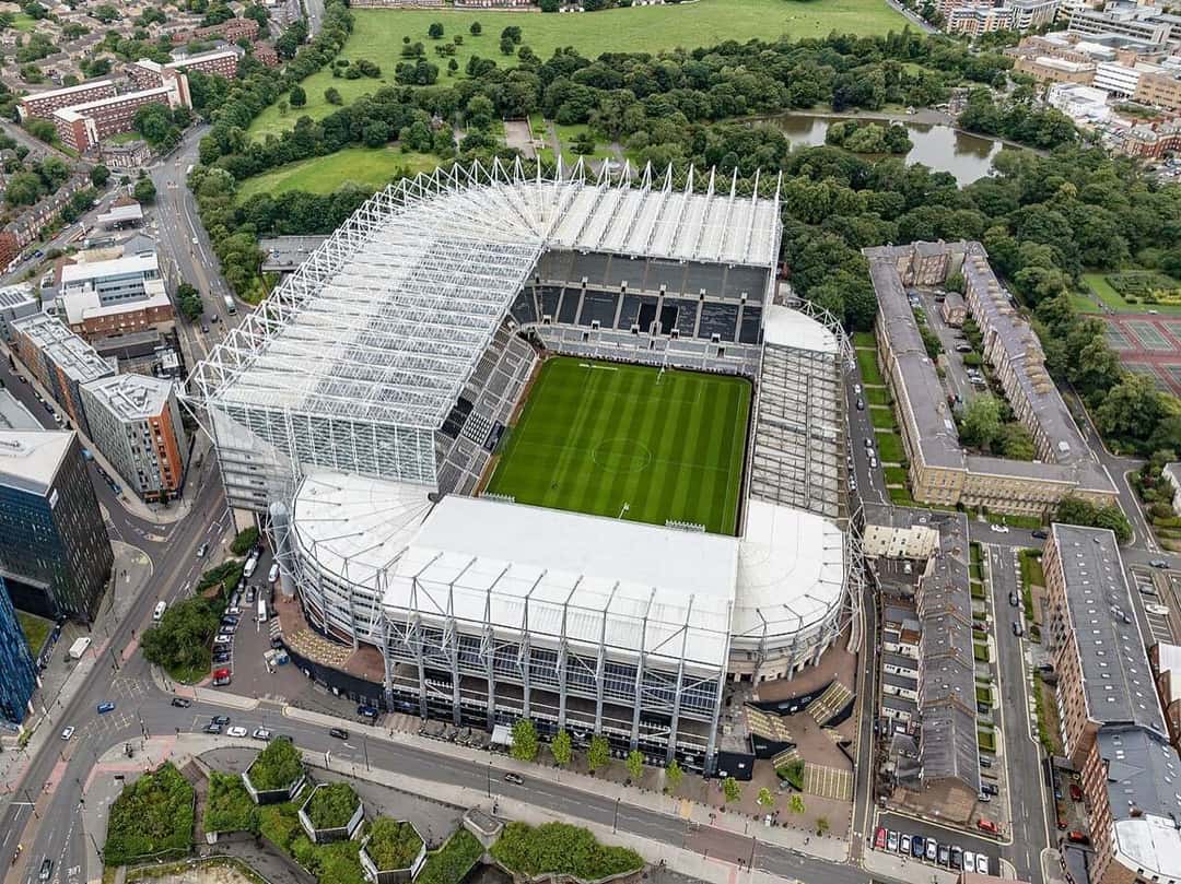 Vista aérea de St. James' Park, el estadio del Newcastle United, rodeado de edificios y parques en el centro de Newcastle. Foto: Arne Müseler, CC BY-SA 3.0 DE, vía Wikimedia Commons