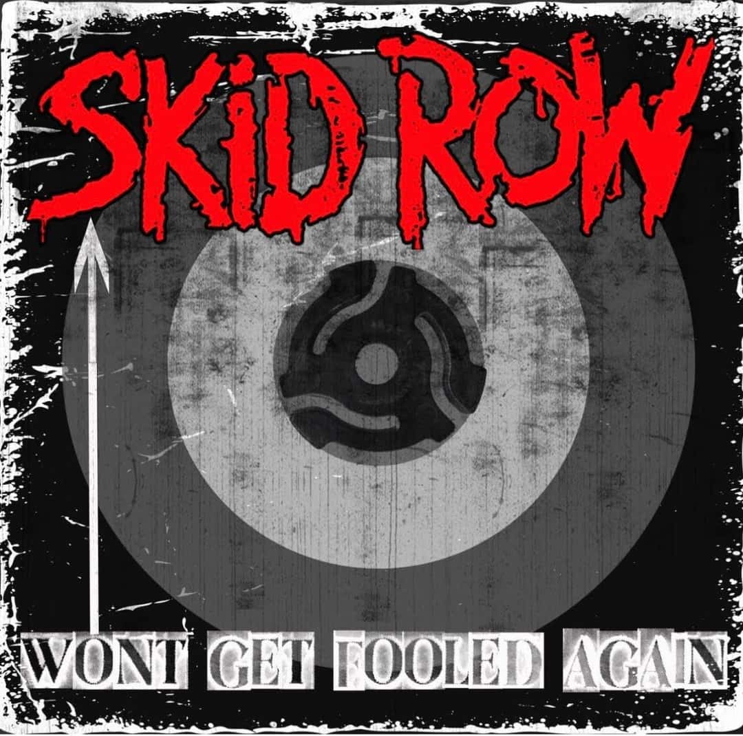 Portada oficial del single «Won't Get Fooled Again» de Skid Row: el logo de la banda en letras rojas sobre un disco de vinilo gris y negro de estilo gastado, con el título del tema en recortes de letras abajo