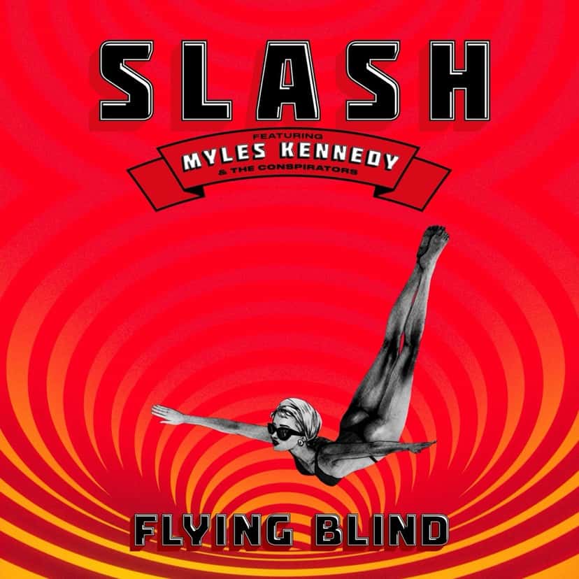 Portada de Flying Blind: el logo de Slash y la cinta con el nombre de Myles Kennedy & The Conspirators sobre un fondo de círculos rojos y amarillos, con una clavadista en blanco y negro con anteojos de sol en pleno salto
