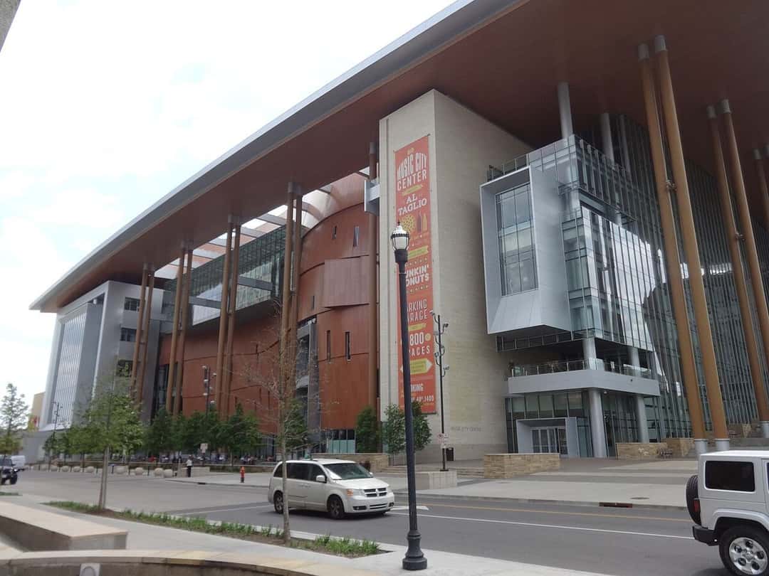 El Music City Center de Nashville visto desde la calle, con su fachada de vidrio y ladrillo, columnas altas y un gran alero (imagen del lugar de la ceremonia). Foto: Michael Rivera, CC BY-SA 4.0, vía Wikimedia Commons