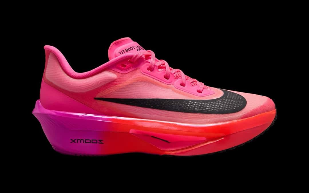 Nike Zoom Fly 6 de la colección After Dark Tour de perfil, en rosa con el Swoosh negro y la entresuela que pasa del rosa al rojo, sobre fondo negro