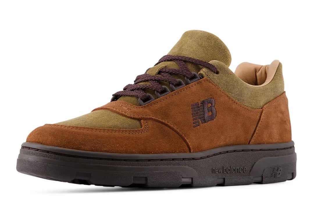 New Balance Allerdale Moorland Textures en vista de tres cuartos, con la puntera verde oliva rodeada de gamuza marrón, ojales de anilla y el forro interior color arena
