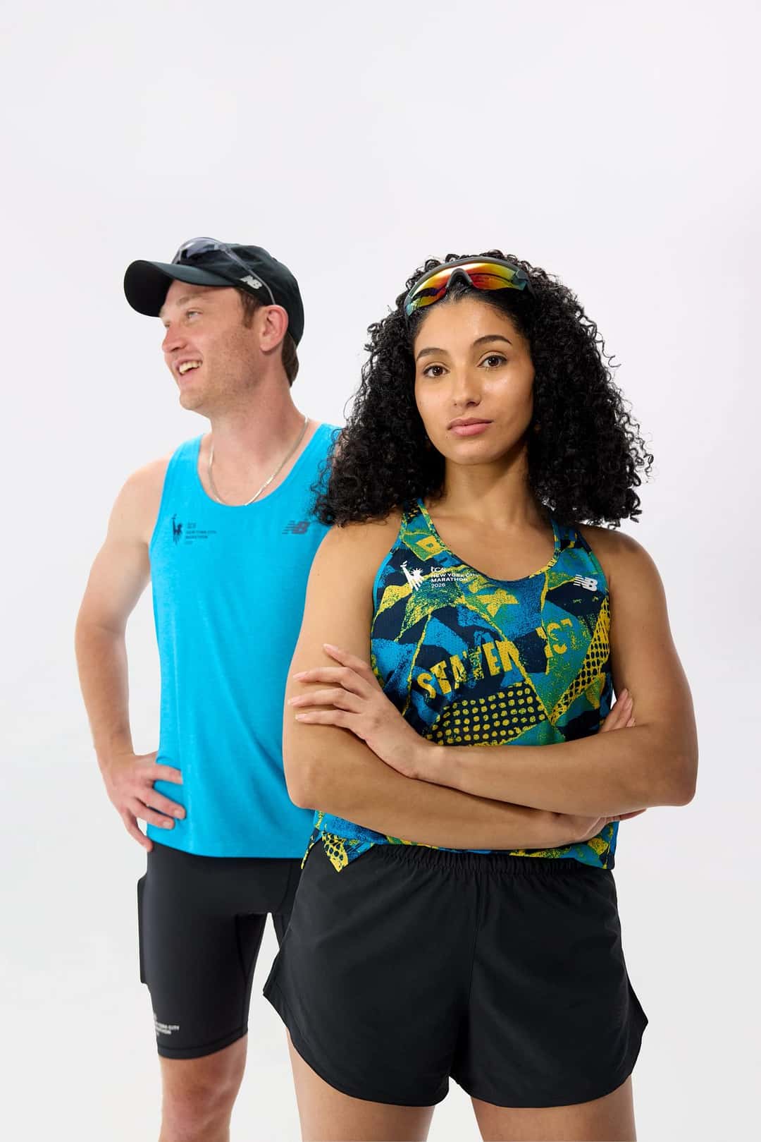 Corredores con la indumentaria de la colección del Maratón de Nueva York 2026 de New Balance, con musculosa celeste y top estampado