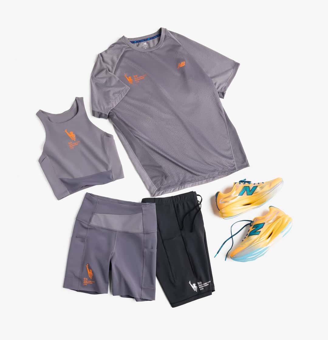 Remera, top, calzas y shorts grises y negros de la colección del Maratón de Nueva York 2026 de New Balance, junto a un par de SuperComp Elite v6 amarillas