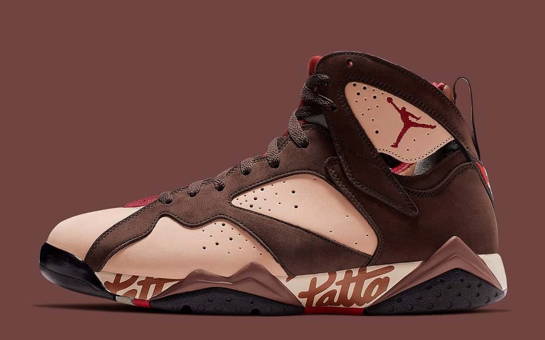 Foto de archivo: Patta x Air Jordan 7 Shimmer de 2019 de perfil, con capellada rosada perforada, overlays marrón oscuro, Jumpman rojo en la lengüeta y el logo de Patta en letra cursiva sobre la entresuela