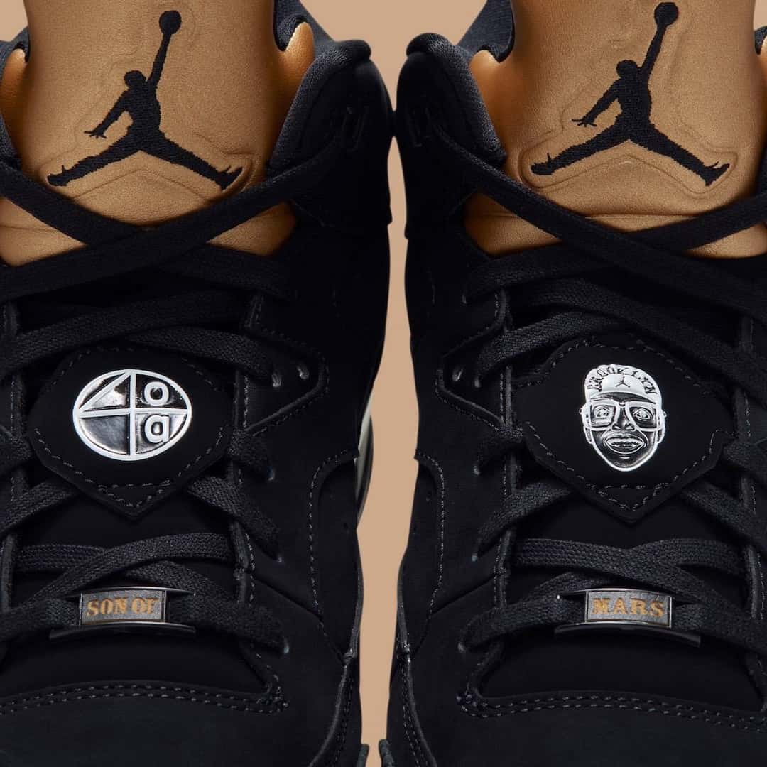 Empeines de la Jordan Son of Mars Low con las chapitas de Mars Blackmon y las piezas doradas Son Of y Mars en los cordones
