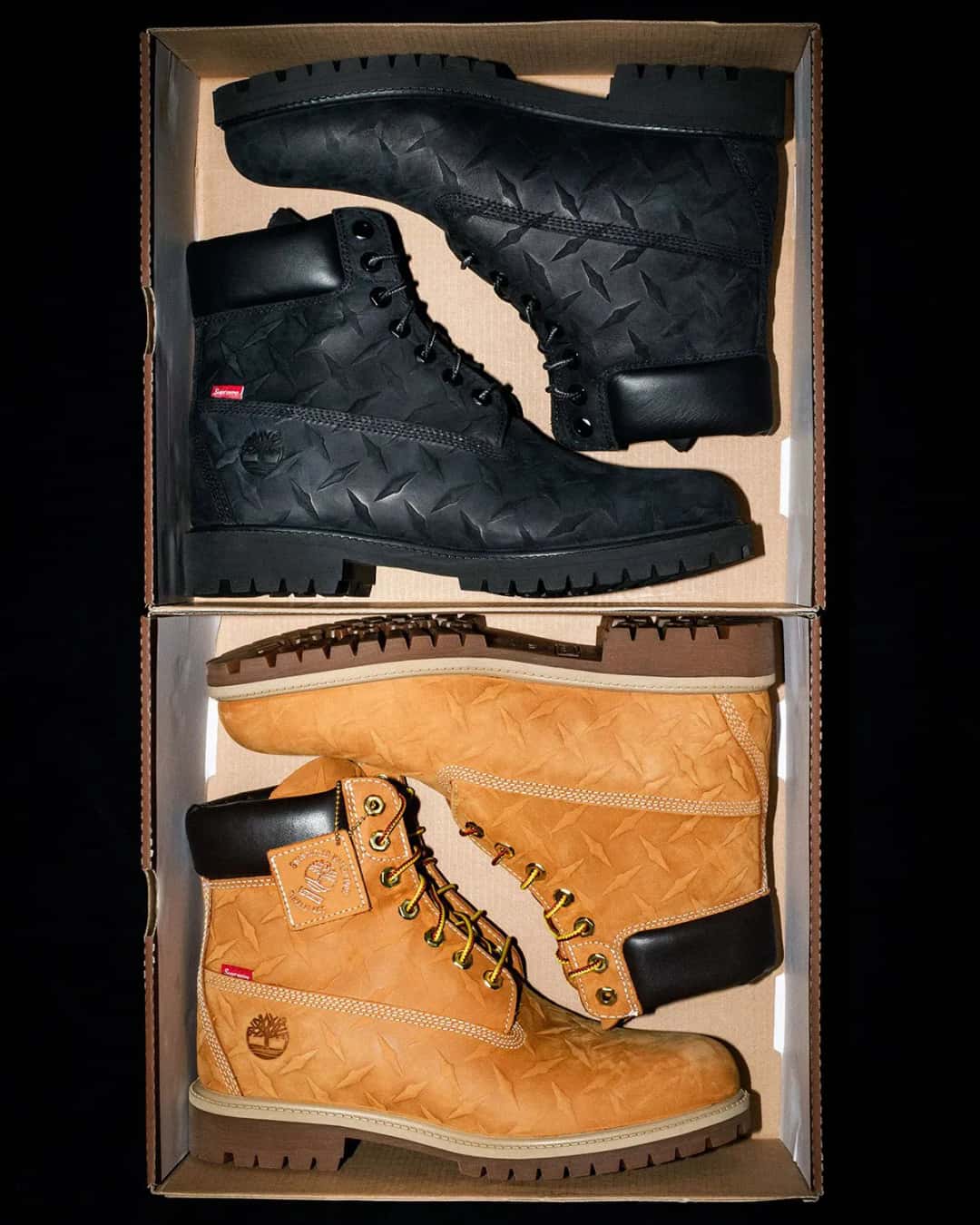 Las botas Supreme x Timberland Diamond Plate 6-Inch en Black y Wheat dentro de sus cajas