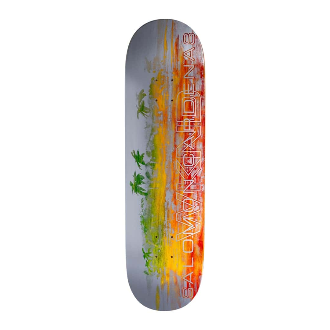 Tabla del modelo pro debut de Salomon Cardenas para WKND: palmeras verdes y franjas amarillas, naranjas y rojas sobre fondo plateado, con su nombre y el logo de la marca en letras de contorno