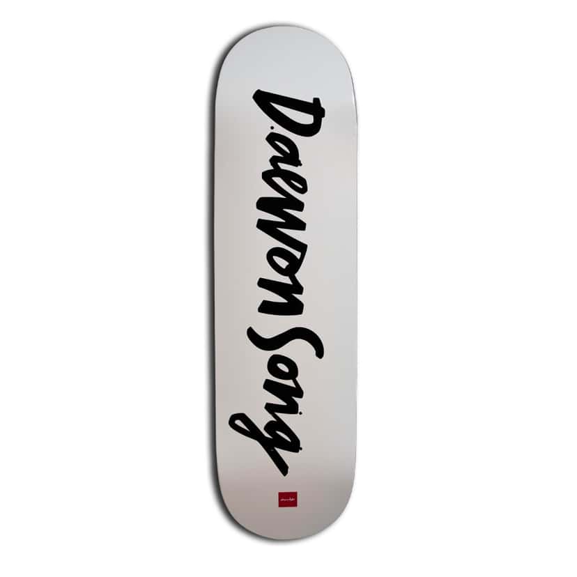 Tabla Chunk de Daewon Song para Chocolate: fondo blanco con su nombre escrito en grandes letras cursivas negras y un pequeño logo rojo de Chocolate