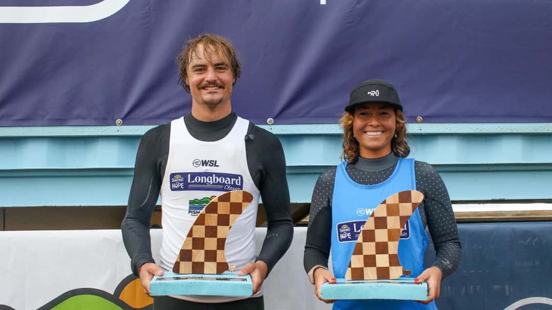 Jack Van Wagoner y Lia Diaz en la premiación de Pismo Beach 2025, con trofeos en forma de quilla de madera a cuadros (foto de archivo)