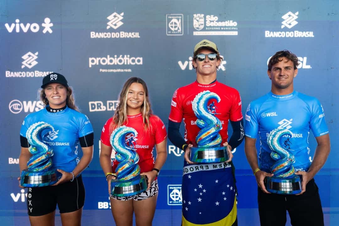 Los cuatro finalistas posan con sus trofeos en forma de ola: Francisca Veselko, Charli Hately, Ryan Kainalo y Alister Reginato